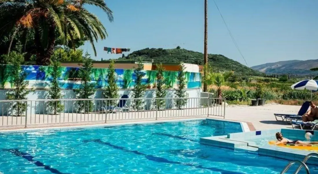 Basen w hotelu La Caretta Restaurant and Hotel