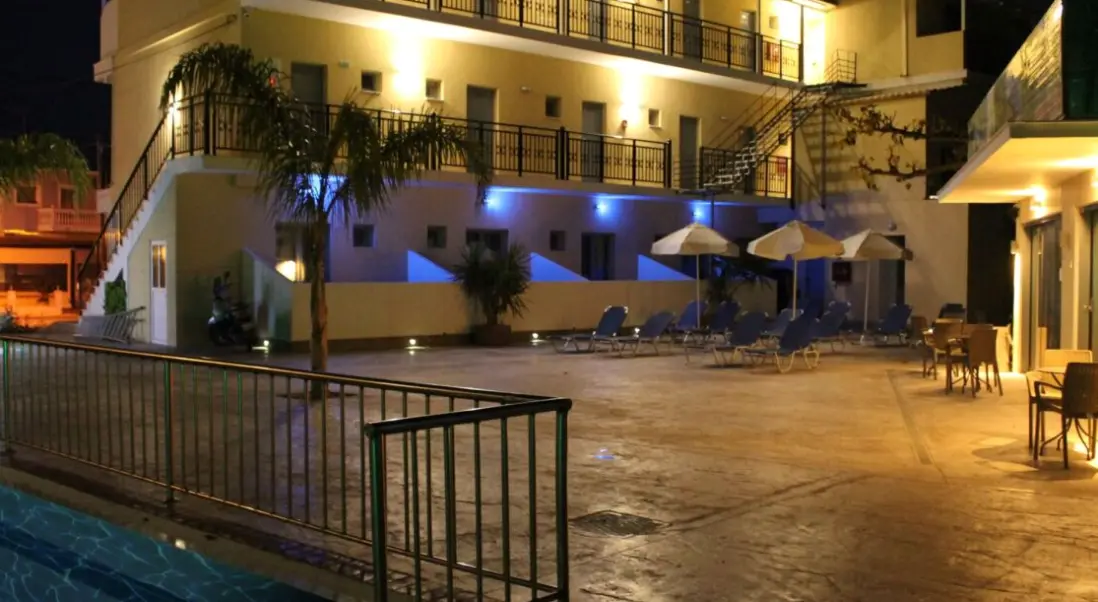 Basen w hotelu La Caretta Restaurant and Hotel