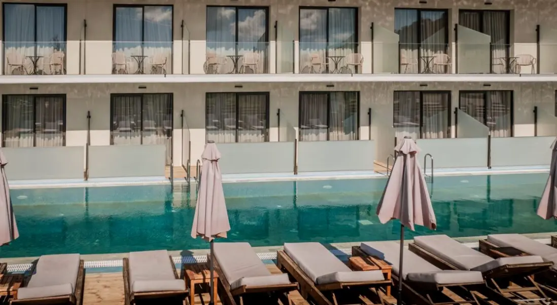 Basen w hotelu La Mirage