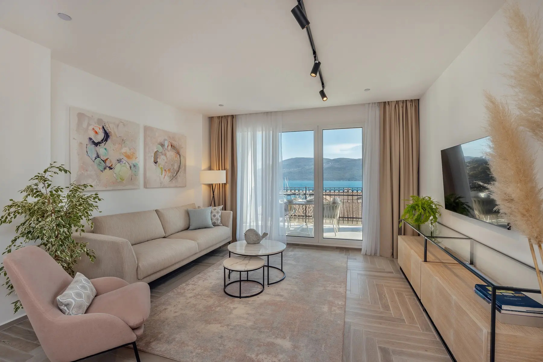 Lazure Marina & Hotel — LAZURE MARINA