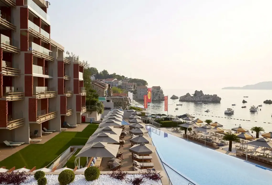 Basen w hotelu Maestral Resort & Casino