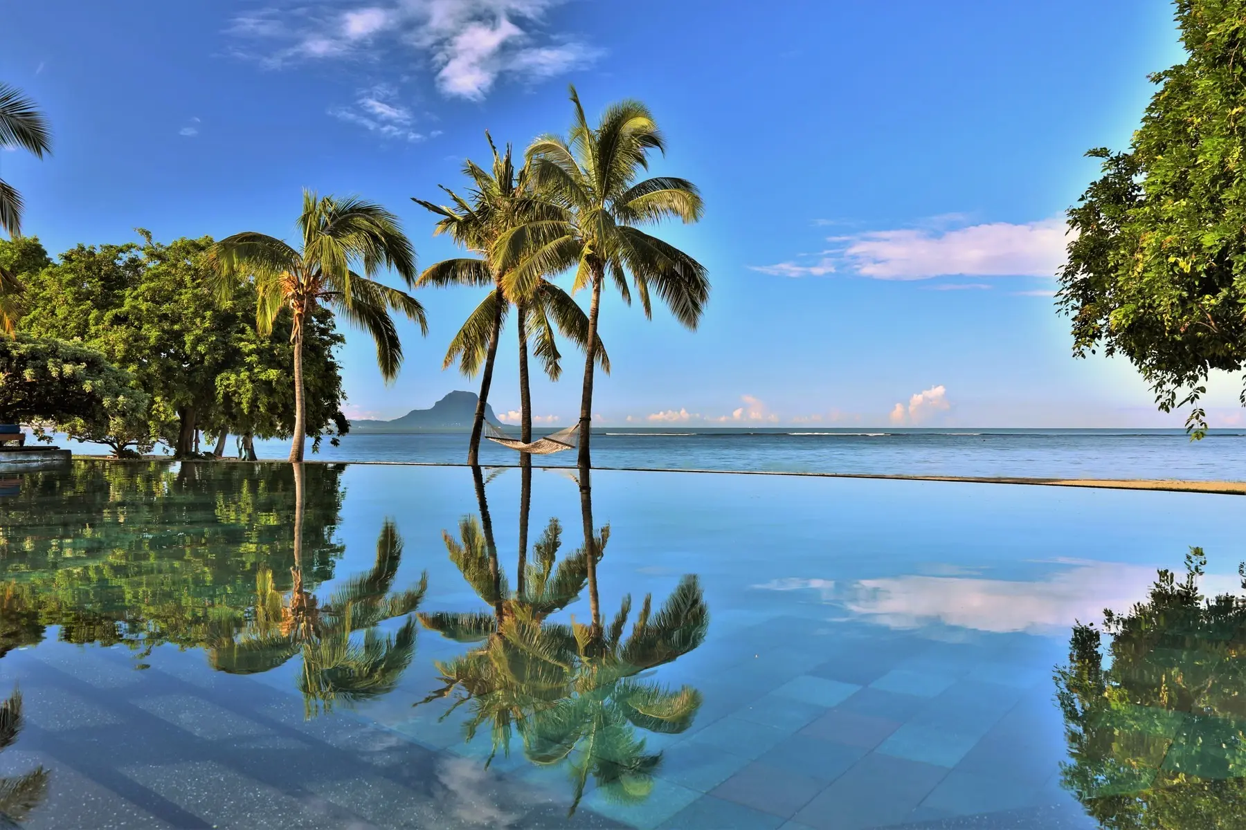 Basen w hotelu Maradiva Villas Resort & Spa