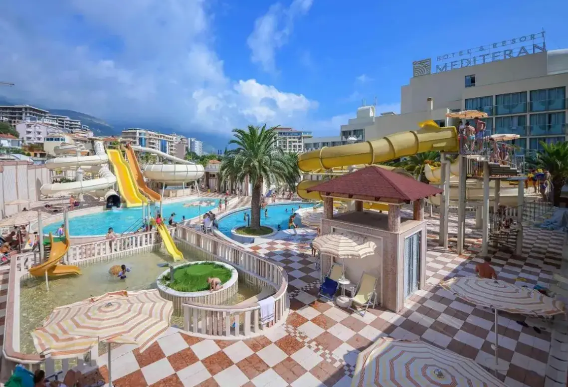 Basen w hotelu Mediteran Hotel & Resort
