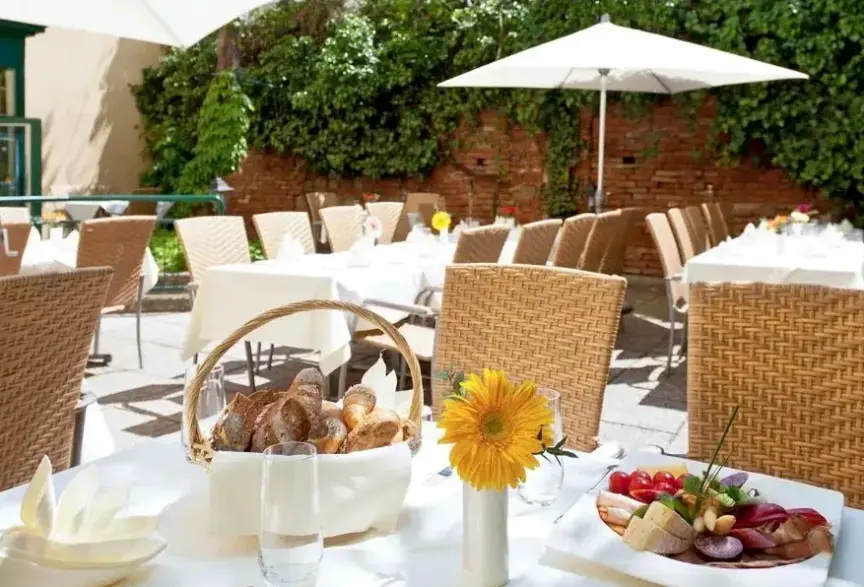 Restauracja i jedzenie w hotelu Mercure Grand Hotel Biedermeier