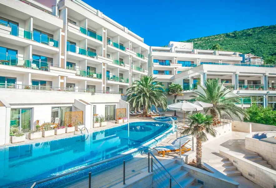 Basen w hotelu Monte Casa Spa & Wellness