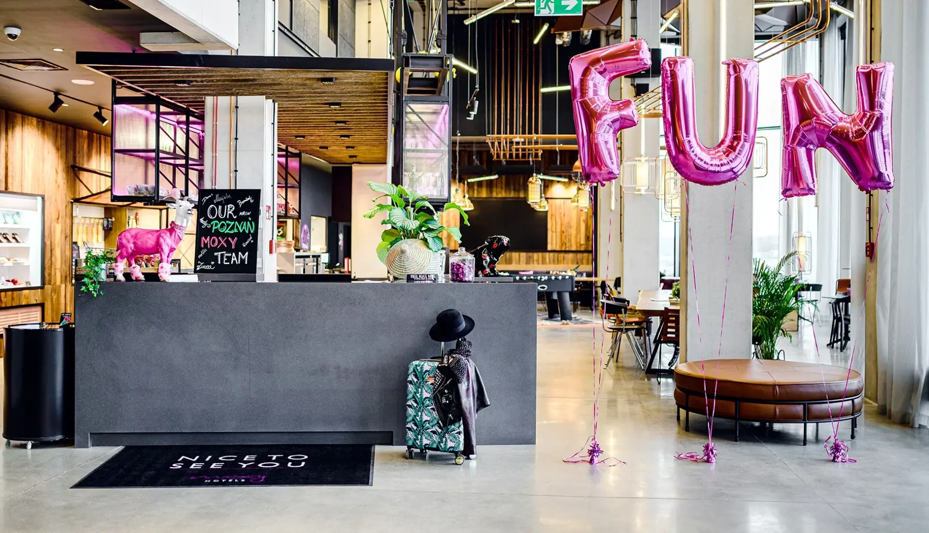 Lobby hotelu Moxy Poznań Airport