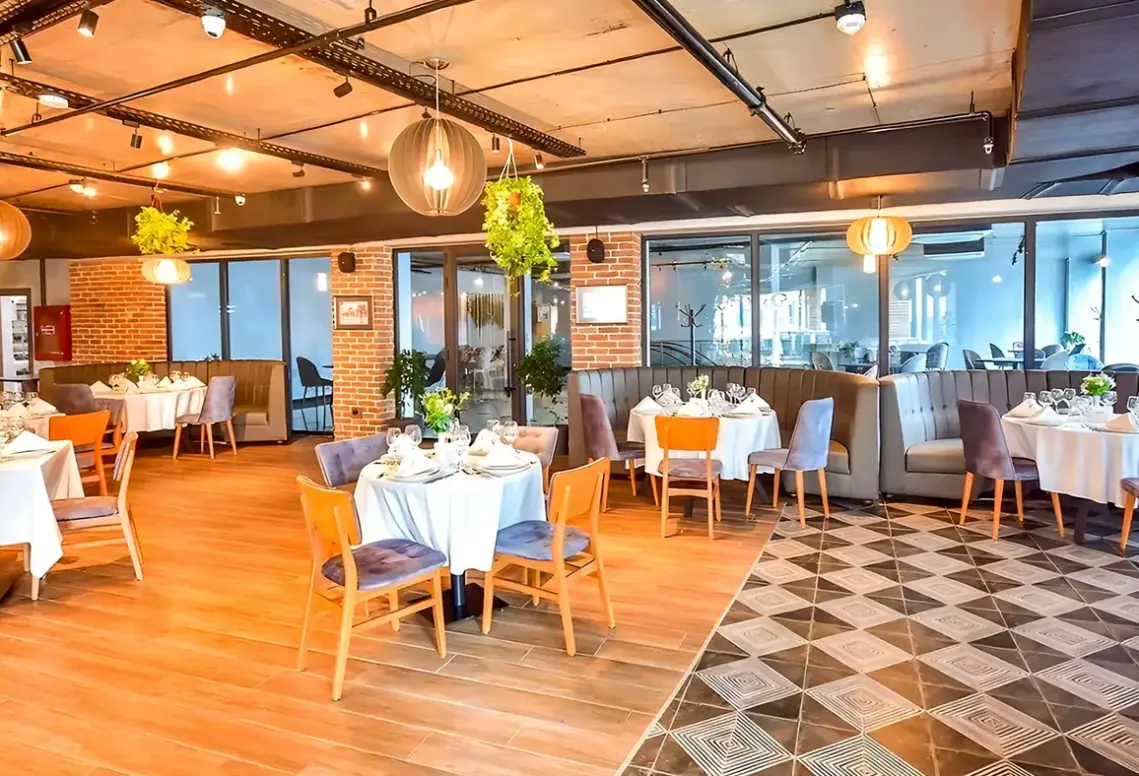 Restauracja i jedzenie w hotelu New Wave Hotel