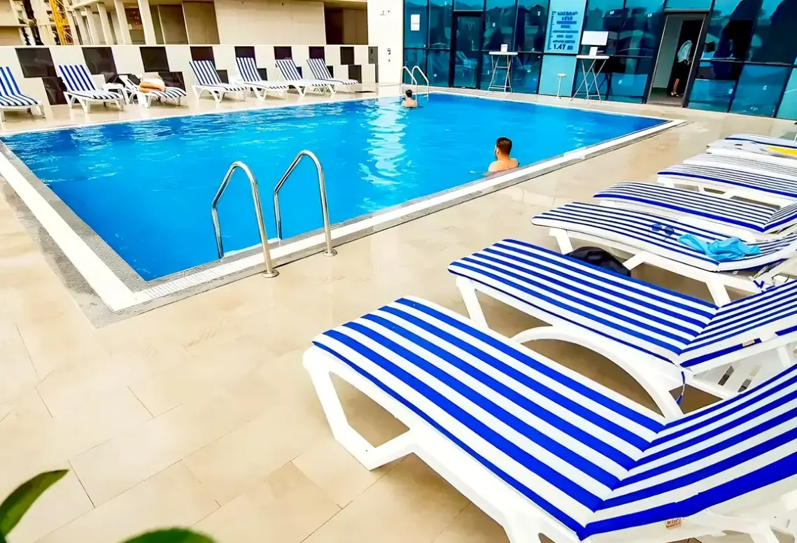 Basen w hotelu New Wave Hotel