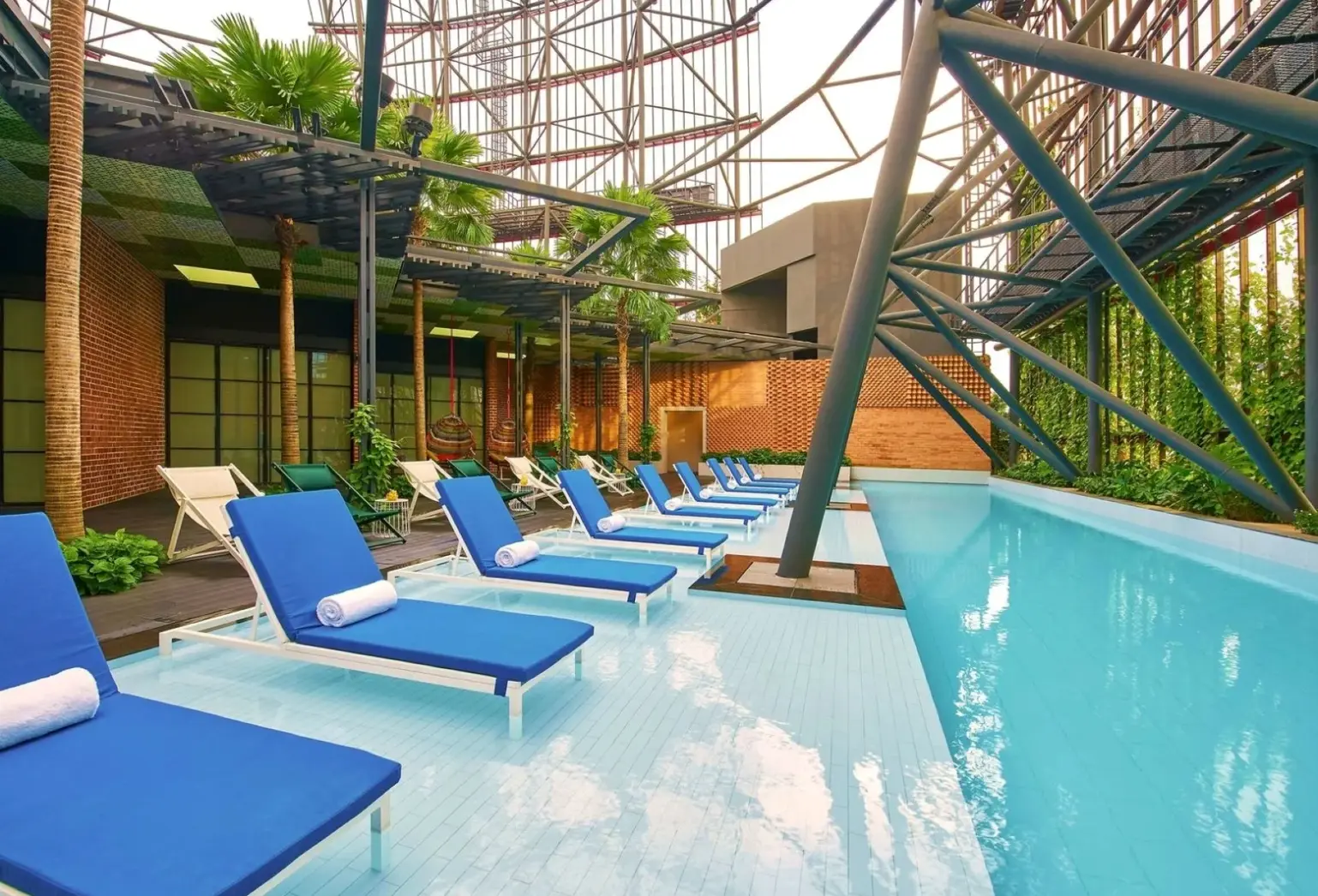 Basen w hotelu Oasia Downtown by Far East Hospitality