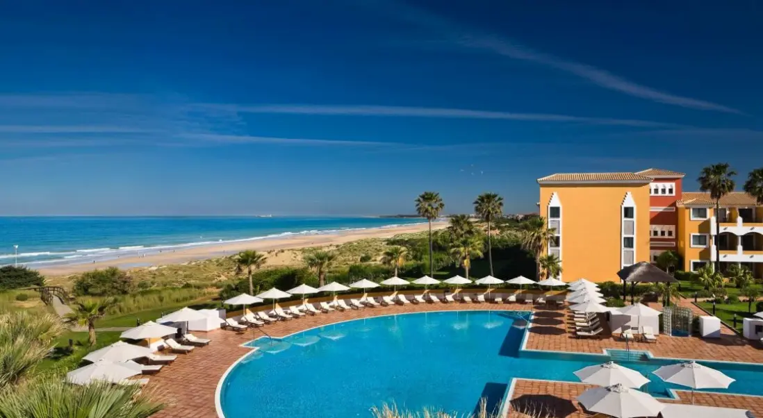 Plaża przy hotelu Palacio de Sancti Petri, a Gran Melia