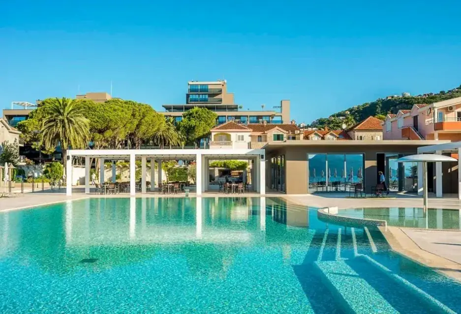 Basen w hotelu Palmon Bay Hotel & Spa
