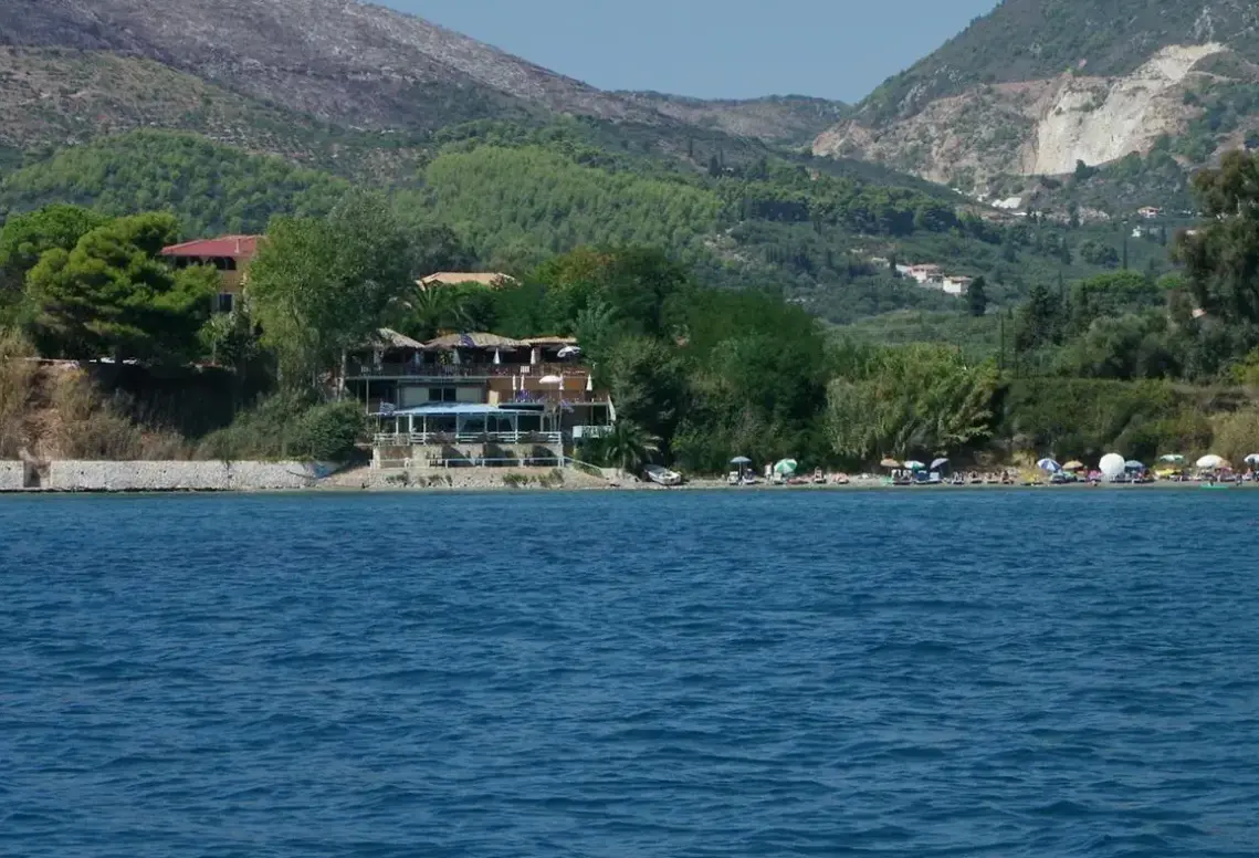 Plaża przy hotelu Porto Koukla Beach