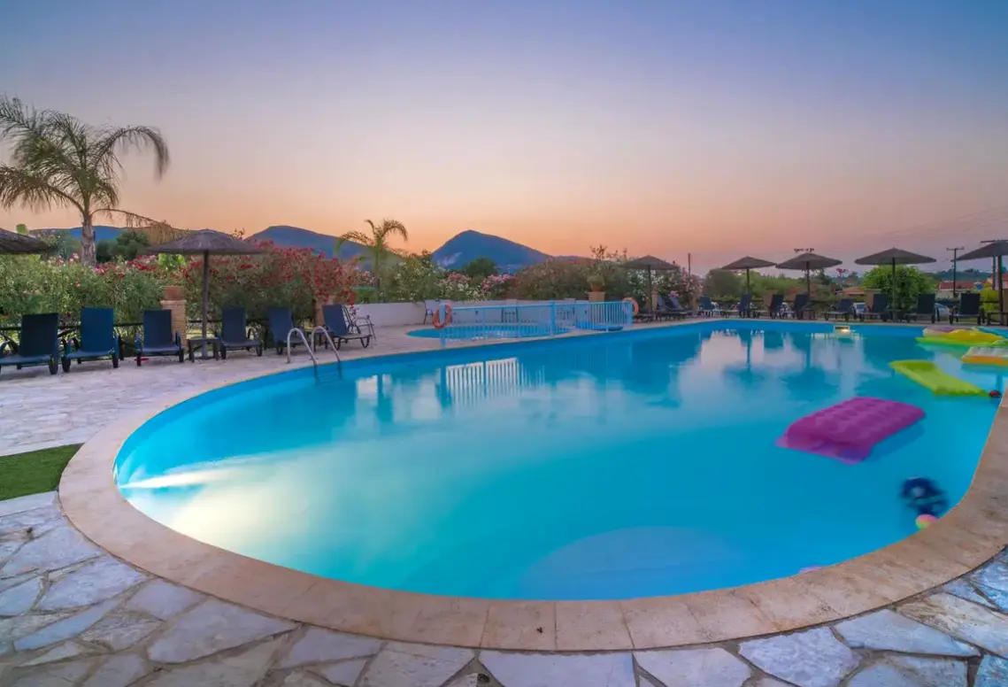 Basen w hotelu Porto Koukla Beach