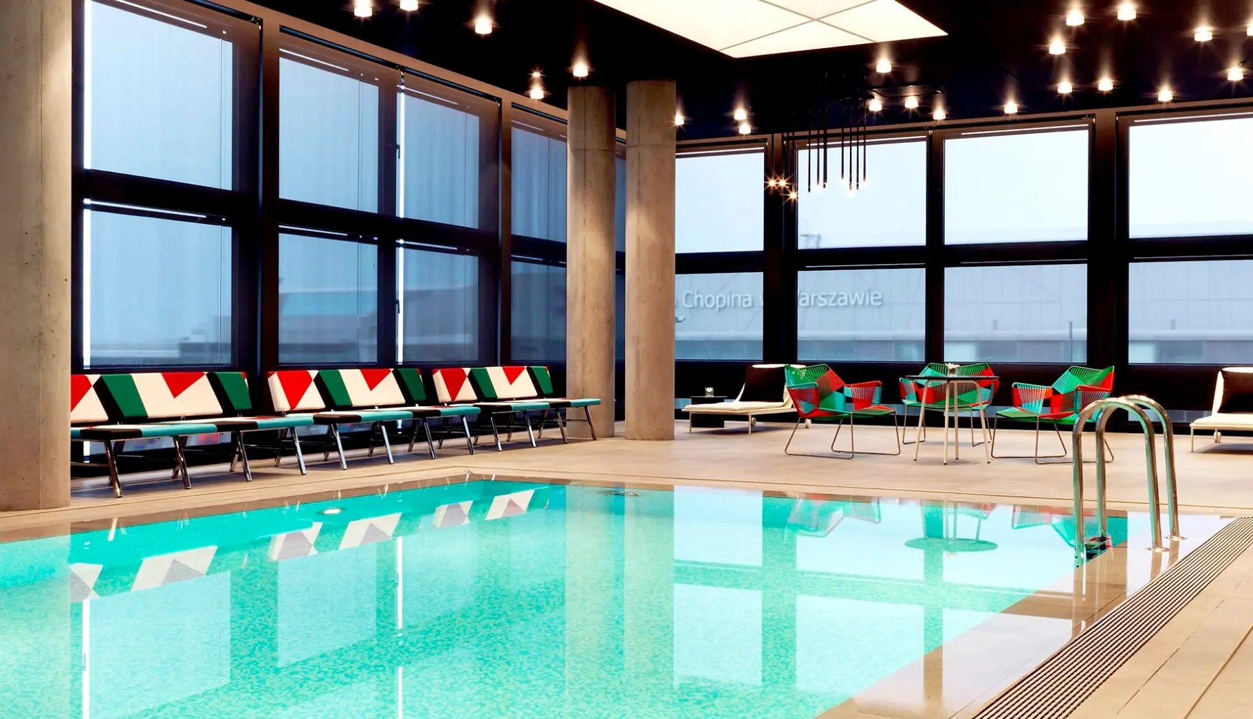 Basen w hotelu Renaissance Warsaw Airport