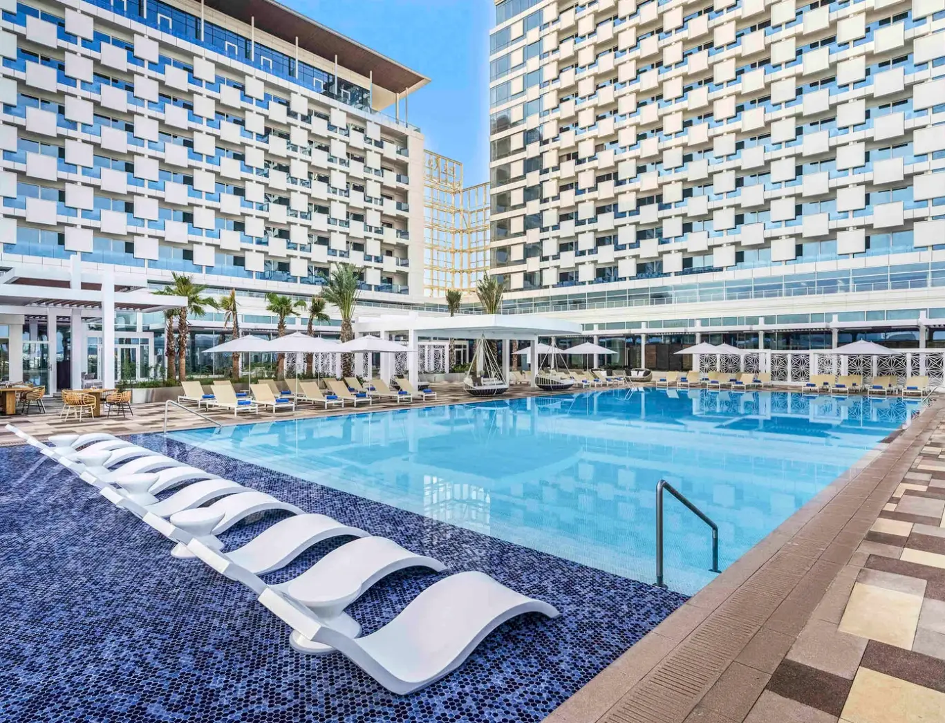 Basen w hotelu Rixos Gulf Hotel Doha