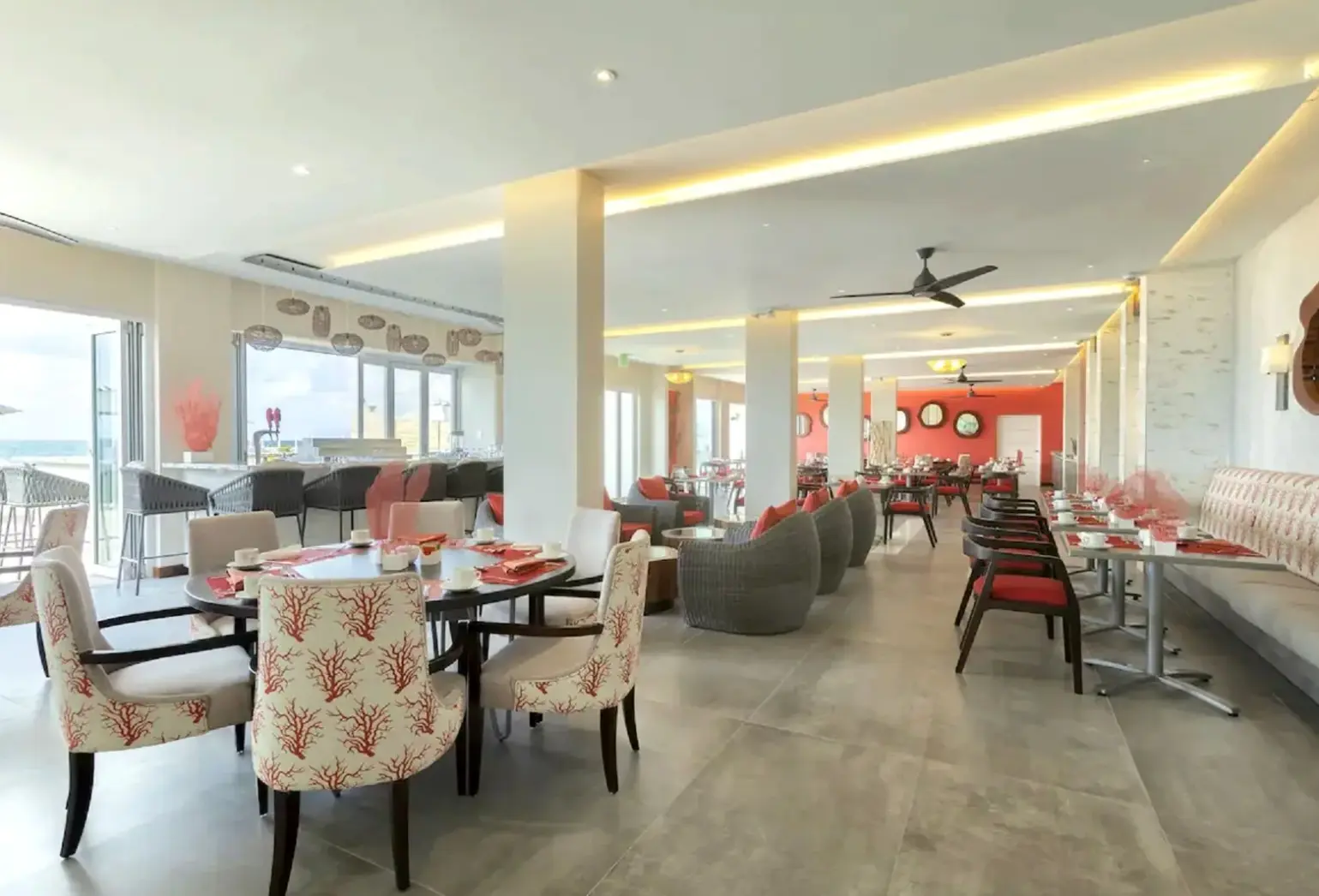 Restauracja i jedzenie w hotelu Sea Breeze Beach House