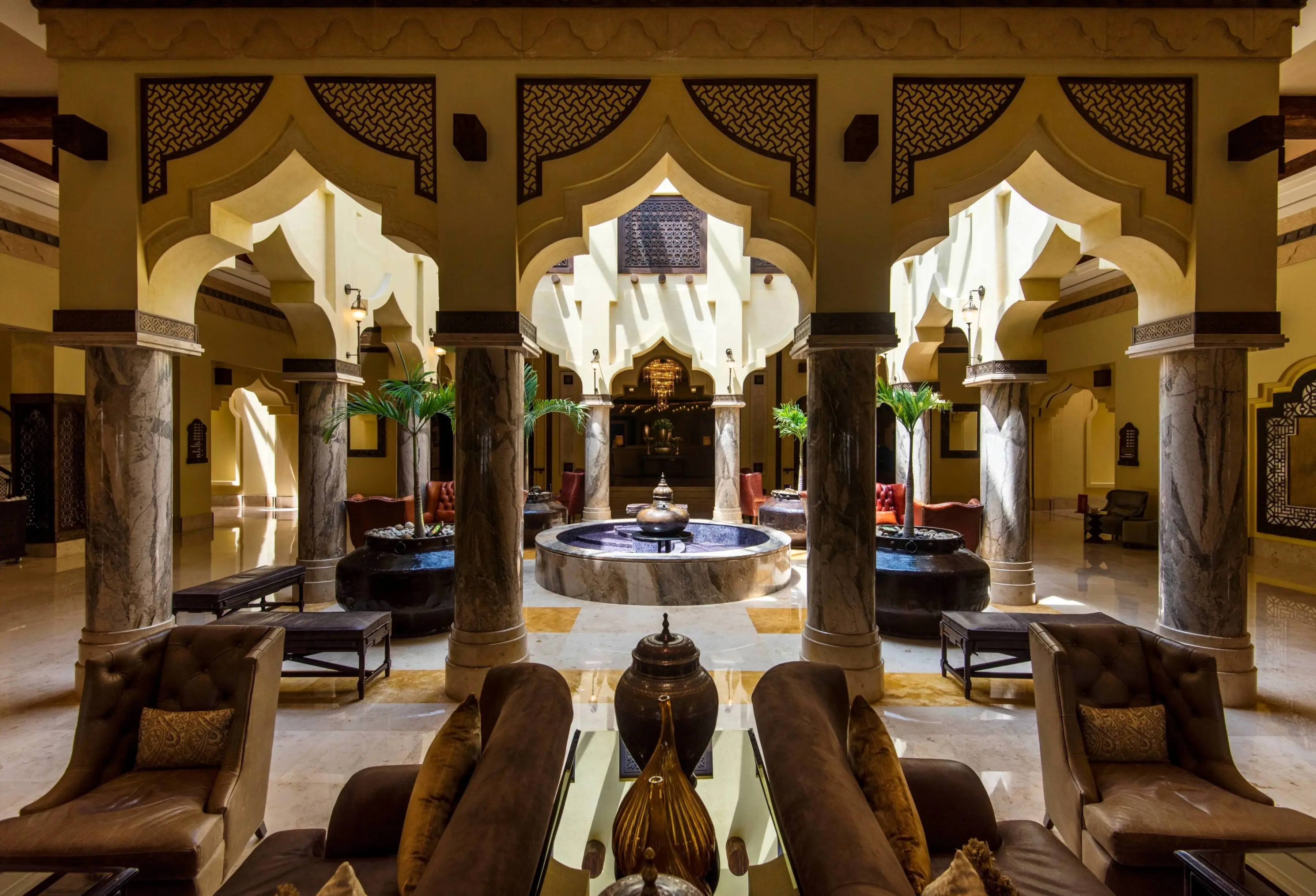 Lobby hotelu Sharq Village & Spa, a Ritz-Carlton Hotel