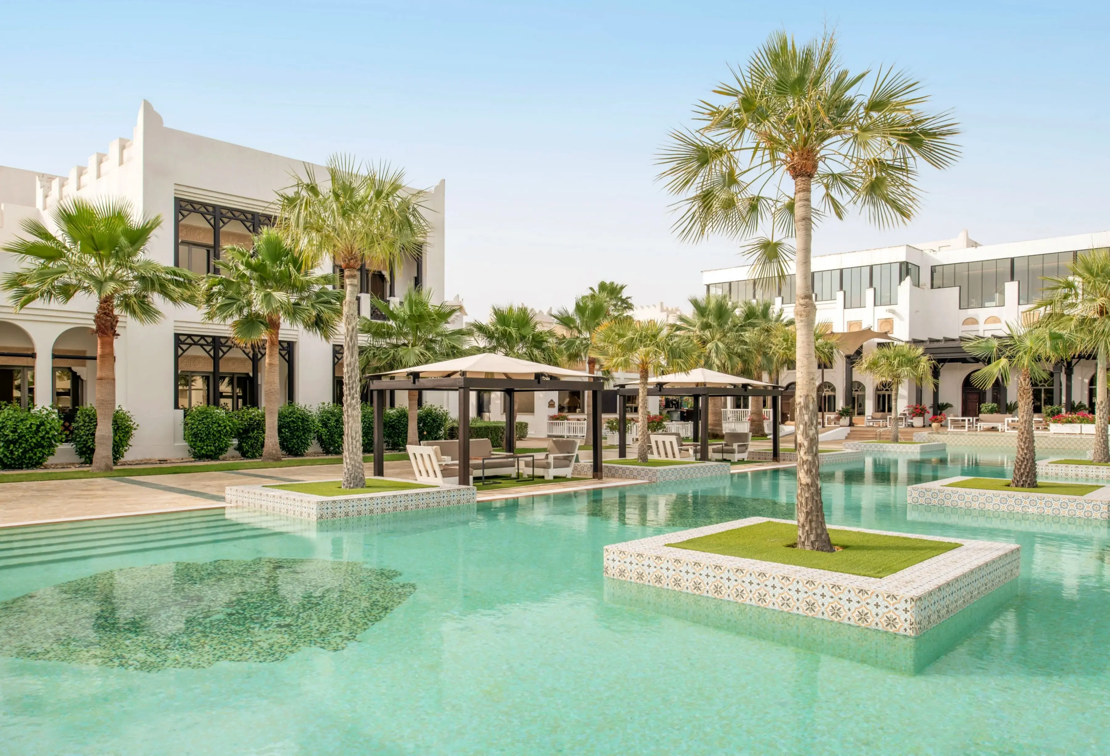 Basen w hotelu Sharq Village & Spa, a Ritz-Carlton Hotel