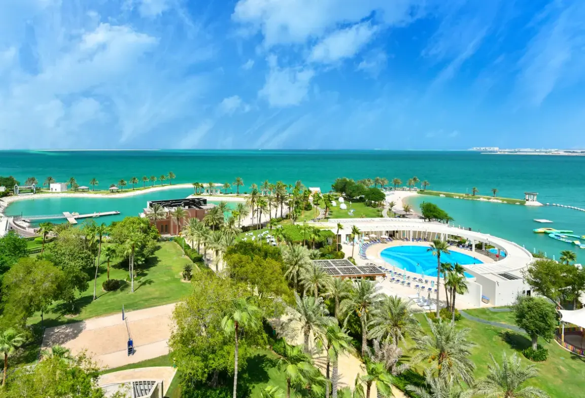 Basen w hotelu Sheraton Grand Doha Resort & Convention Hotel