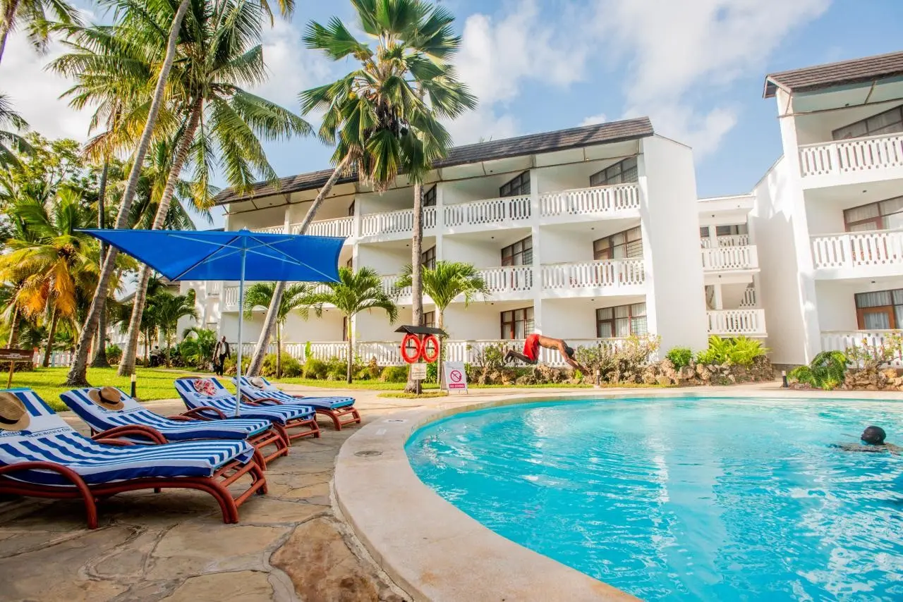 Śniegi Kilimandżaro + Traveller's Beach Hotel & Club — TRAVELLERS BEACH HOTEL & SPA