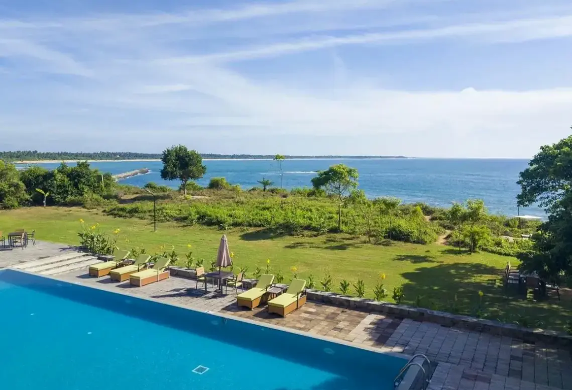 Basen w hotelu Sooriya Resort & Spa