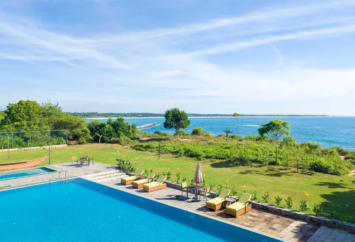 Basen w hotelu Sooriya Resort & Spa