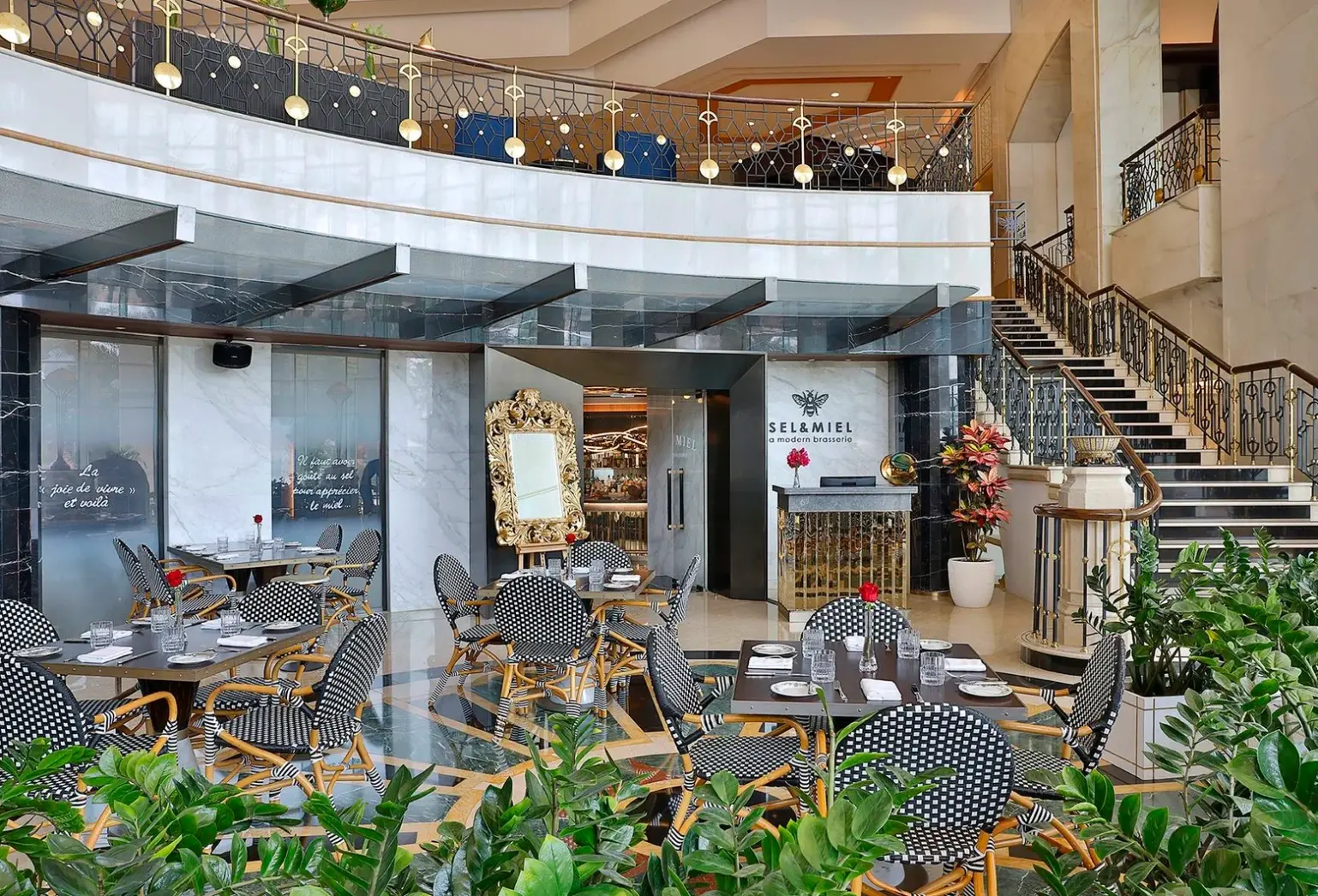 Restauracja i jedzenie w hotelu The Ritz-Carlton, Doha