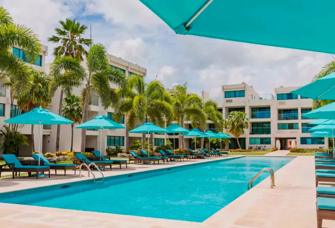 Basen w hotelu The Sands Barbados
