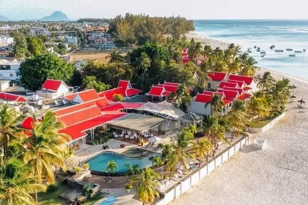 Plaża przy hotelu Villas Caroline