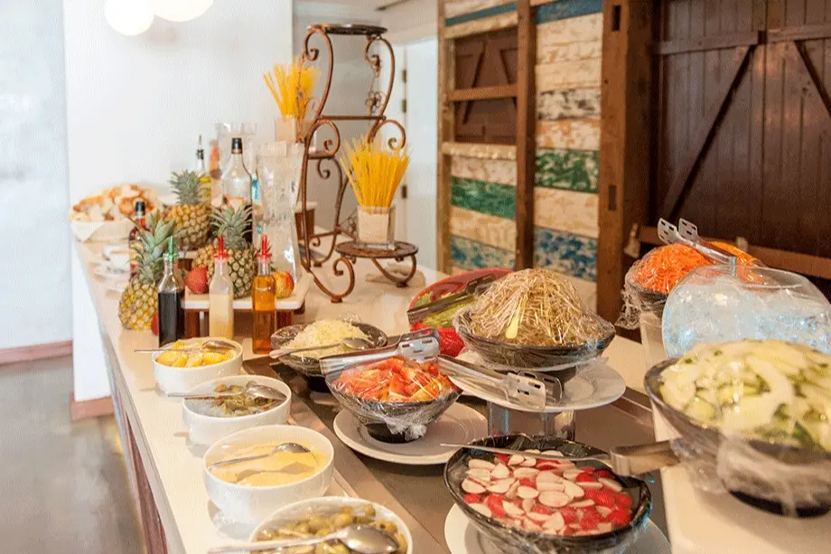 Restauracja i jedzenie w hotelu Villas Caroline