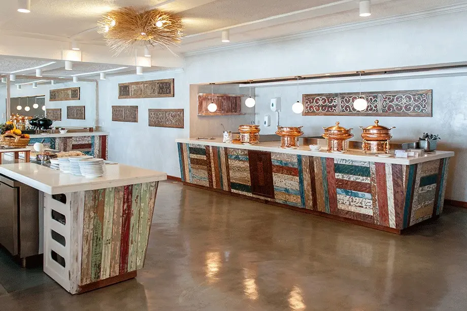 Restauracja i jedzenie w hotelu Villas Caroline