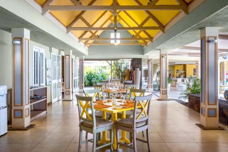 Restauracja i jedzenie w hotelu Villas Caroline