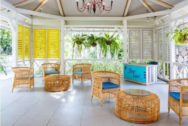 Restauracja i jedzenie w hotelu Villas Caroline